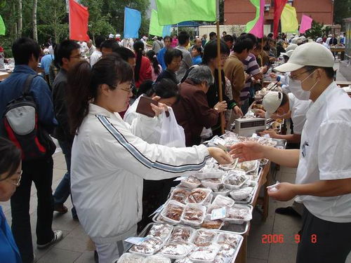 欢庆教师节，后勤集团膳食中心举办食品展销活动